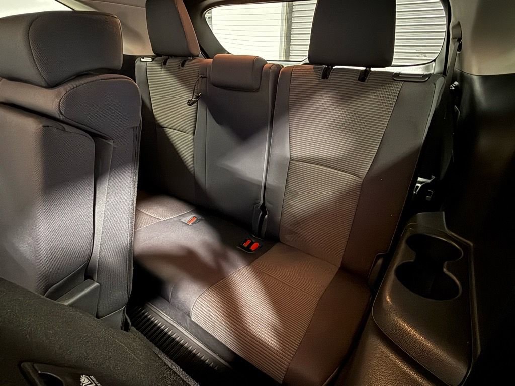 Used 2023 Toyota Highlander L image 16