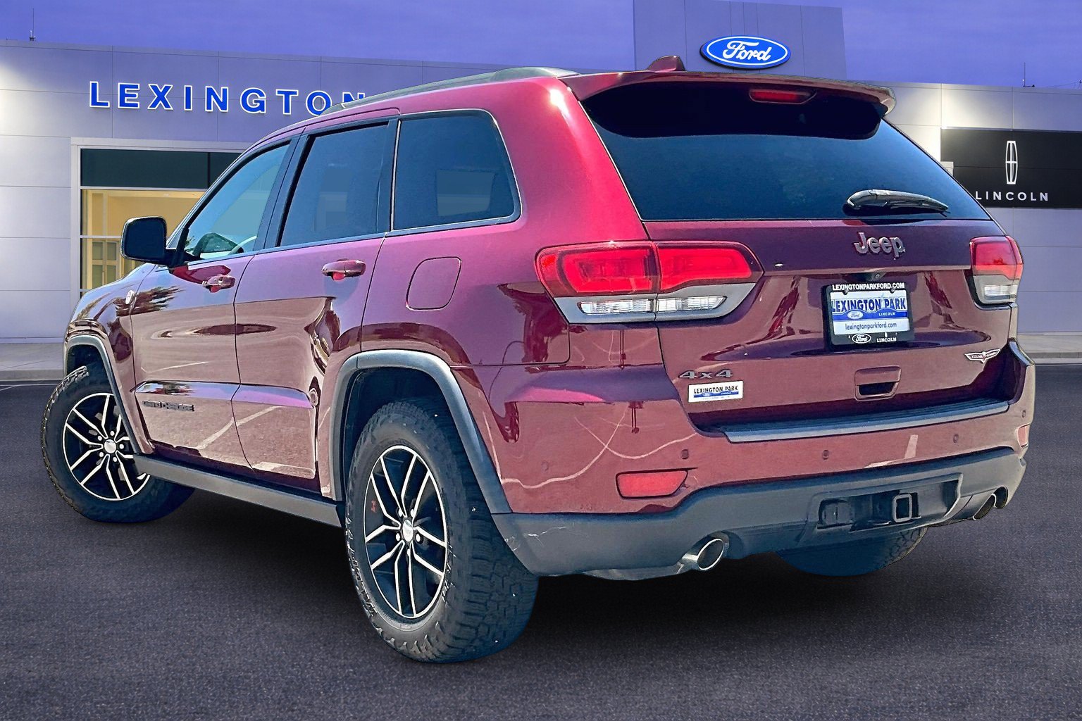 Used 2017 Jeep Grand Cherokee Trailhawk w/ Trailhawk Luxury Group AWD/4WD image 4