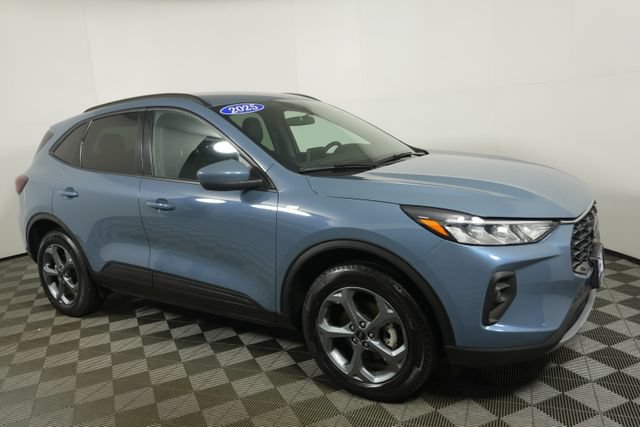 Certified 2025 Ford Escape ST-Line Select AWD/4WD image 2