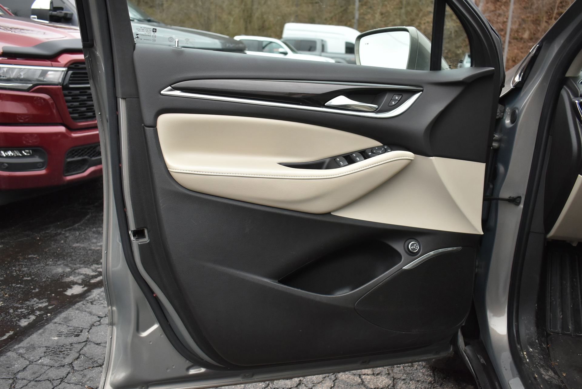 Used 2019 Buick Enclave Essence image 12