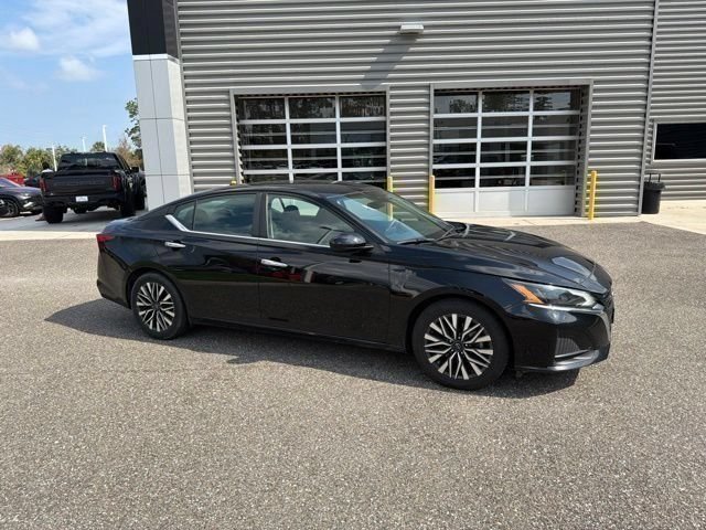 Used 2024 Nissan Altima 2.5 SV FWD image 2