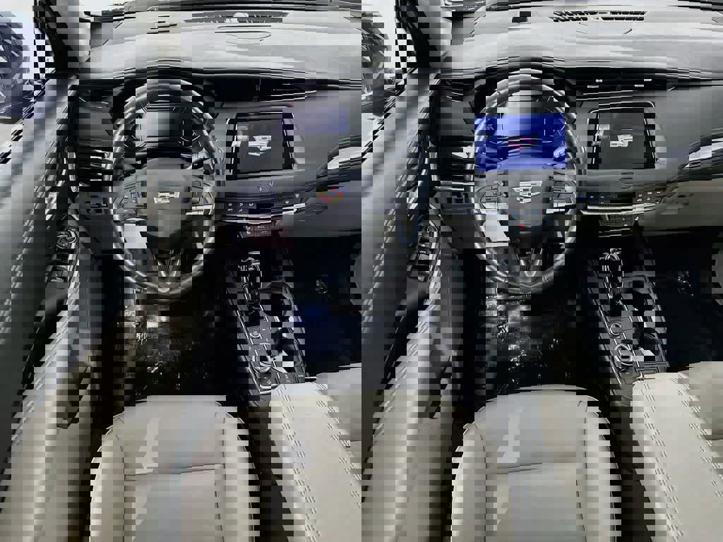 Used 2022 Cadillac XT4 Luxury w/ Cold Weather Package image 13