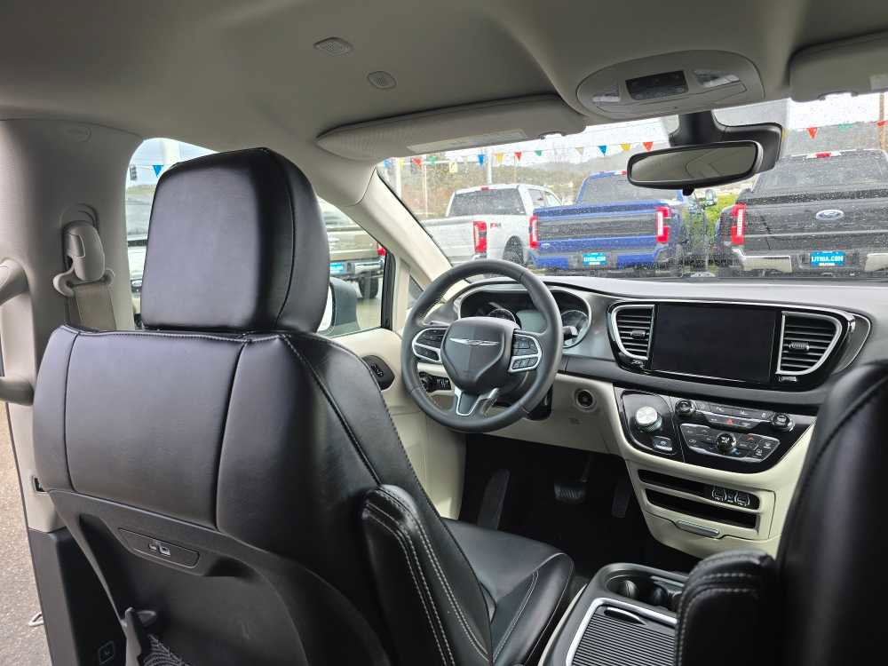 Used 2023 Chrysler Pacifica Touring-L image 10