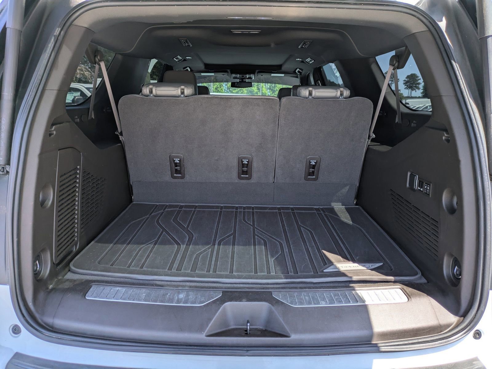 Used 2022 Chevrolet Suburban Z71 w/ Luxury Package image 5