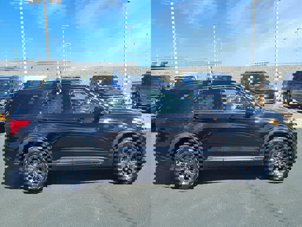Certified 2022 Ford Explorer XLT w/ Equipment Group 202A image 6