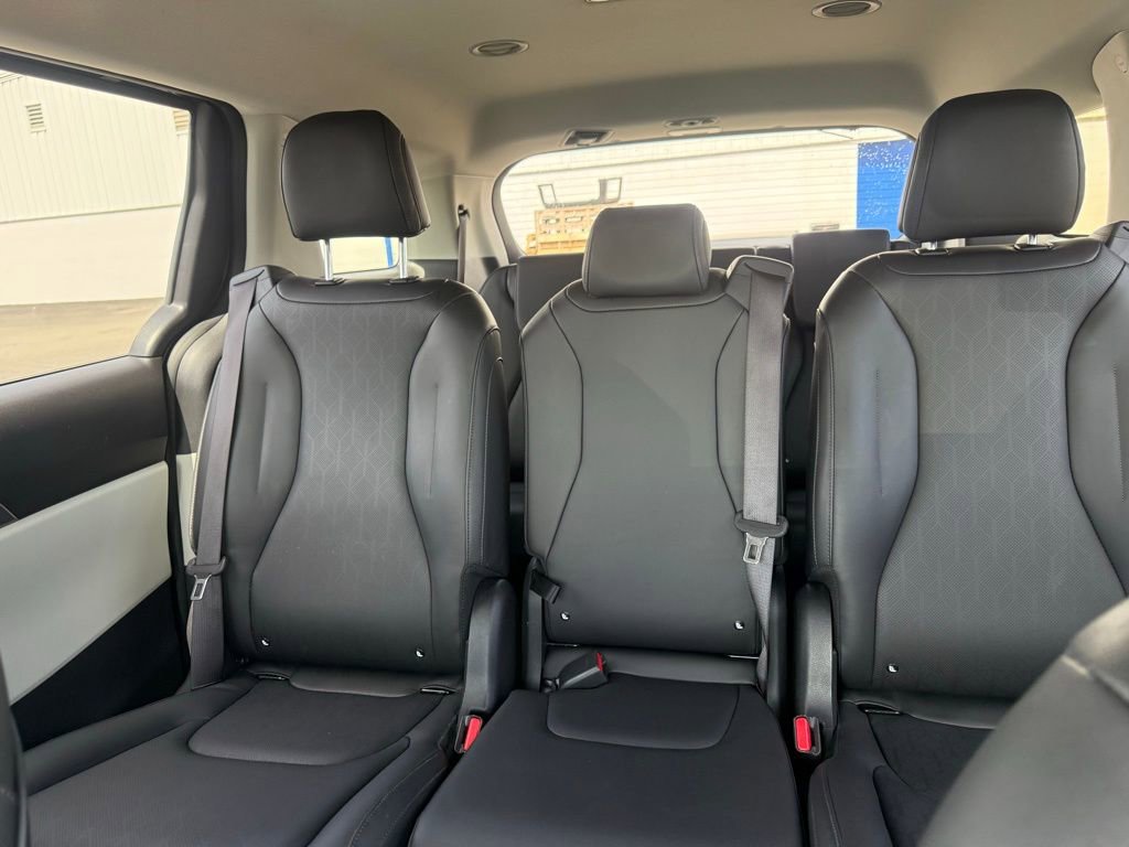 Used 2024 Kia Carnival LX FWD image 25