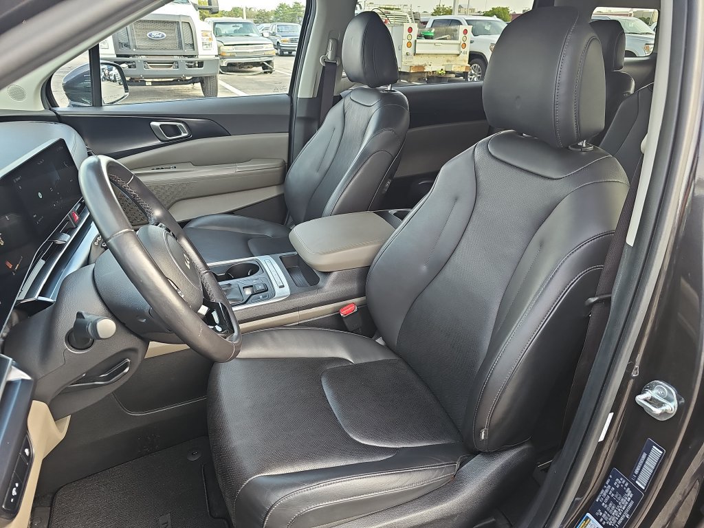 Used 2025 Kia Carnival FWD image 14