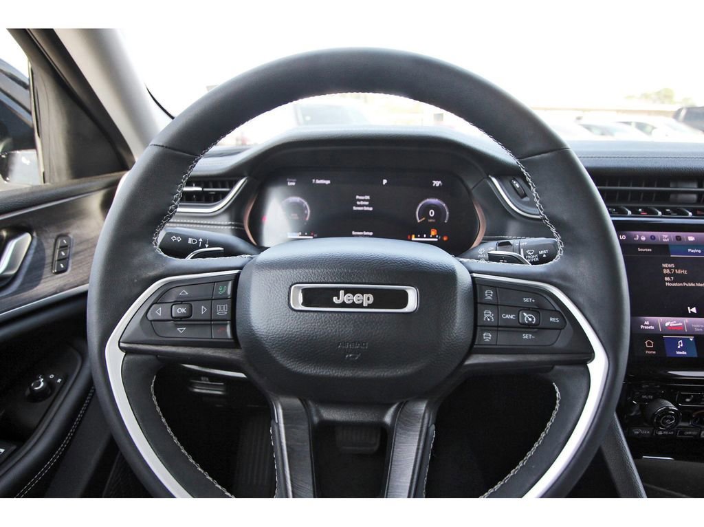 Used 2023 Jeep Grand Cherokee Limited image 16