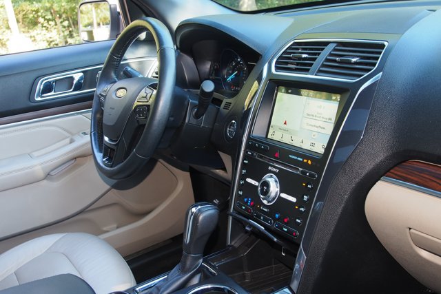 Certified 2018 Ford Explorer Limited w/ Equipment Group 301A FWD image 10