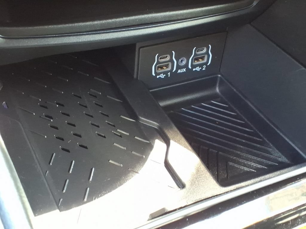 Used 2025 Chrysler Pacifica Limited FWD image 26