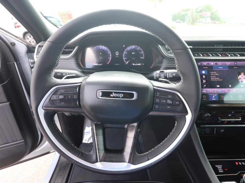 Used 2025 Jeep Grand Cherokee L Limited w/ Black Appearance Package AWD/4WD image 20