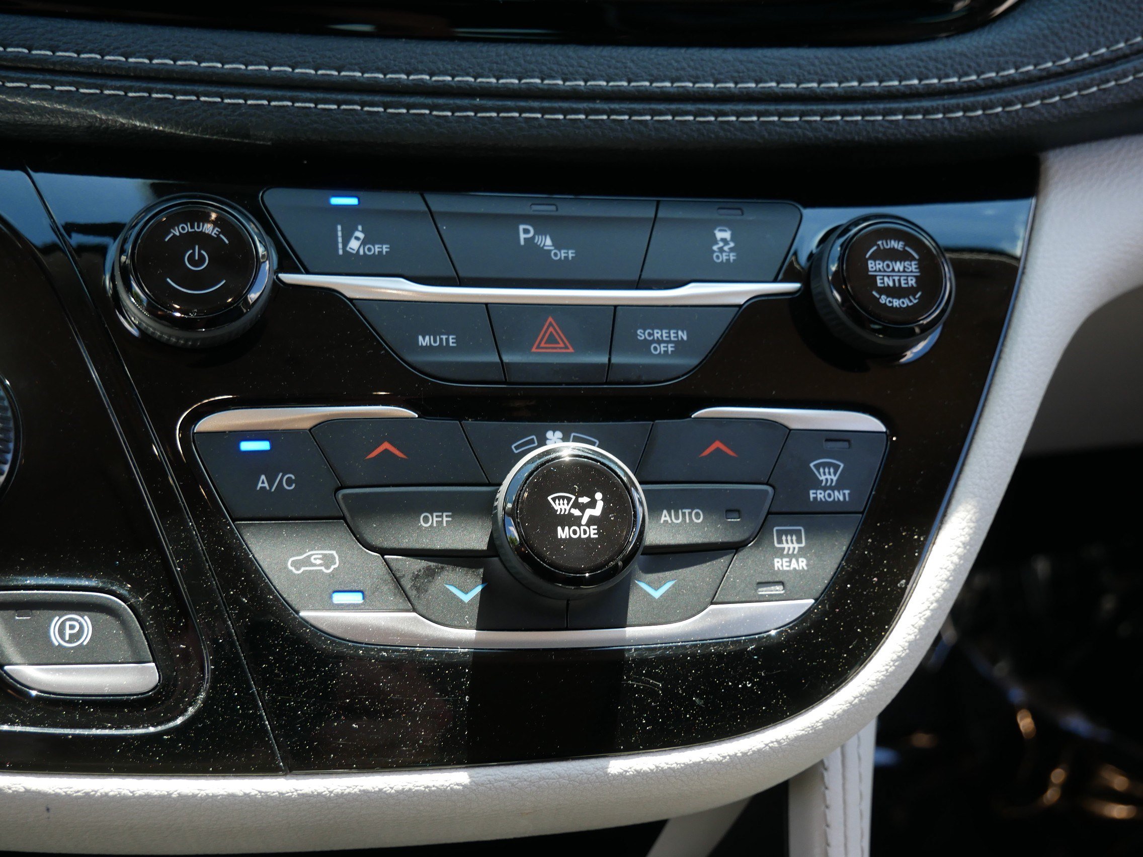 Used 2023 Chrysler Pacifica Limited FWD image 23