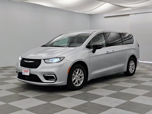 Used 2024 Chrysler Pacifica Touring-L FWD image 5