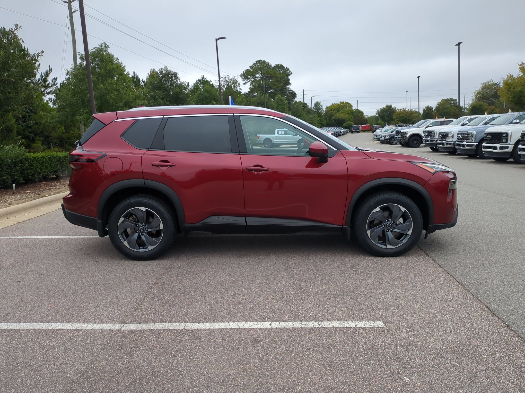 Used 2025 Nissan Rogue SV w/ SV Premium Package FWD image 3