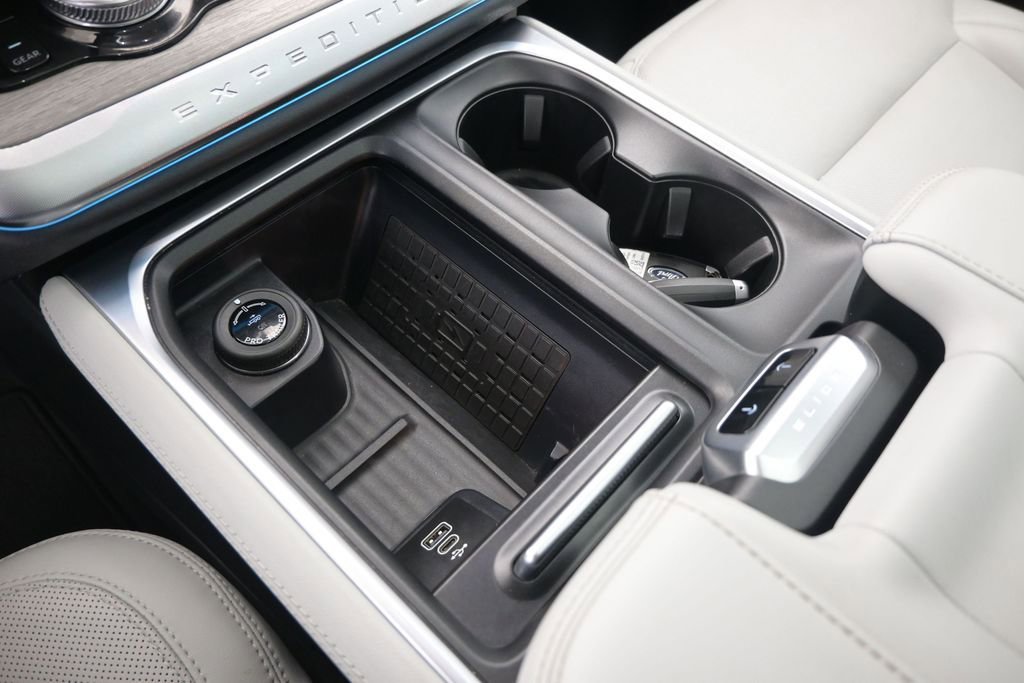 Certified 2025 Ford Expedition Platinum w/ Driver's Package AWD/4WD image 19