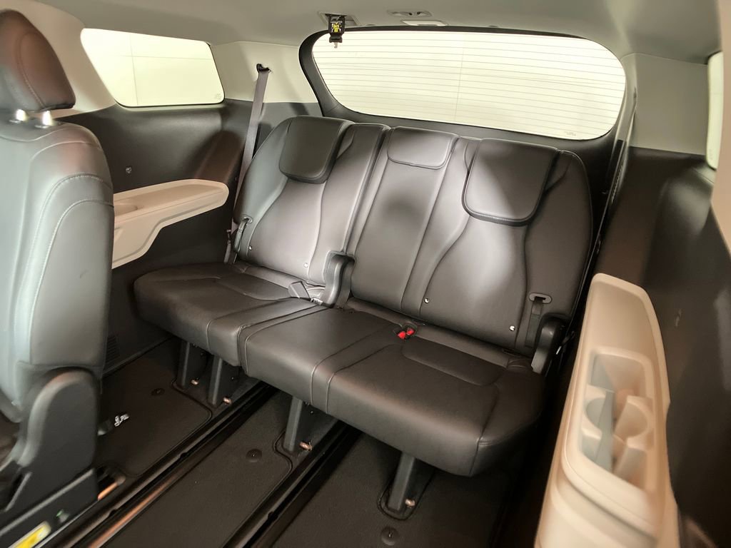 Used 2024 Kia Carnival LX image 31
