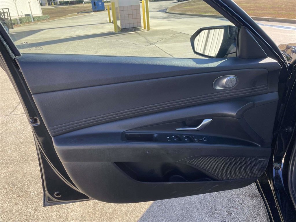 Used 2023 Hyundai Elantra Limited w/ Cargo Package image 15
