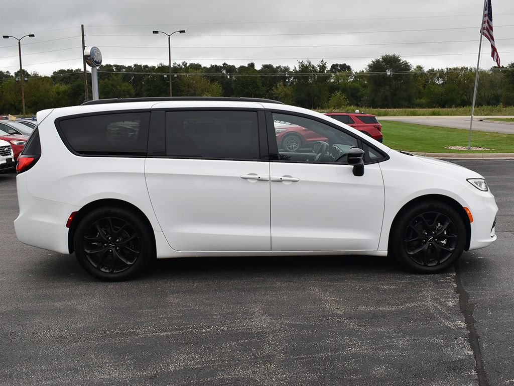 Used 2025 Chrysler Pacifica Limited FWD image 17