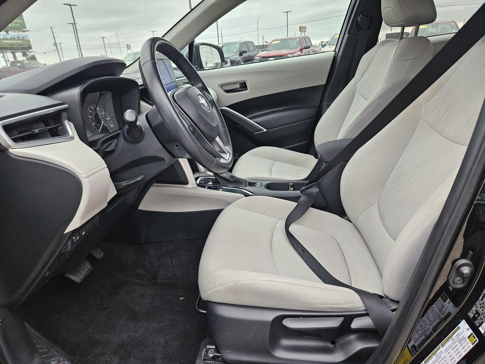 Used 2023 Toyota Corolla Cross LE AWD/4WD image 19