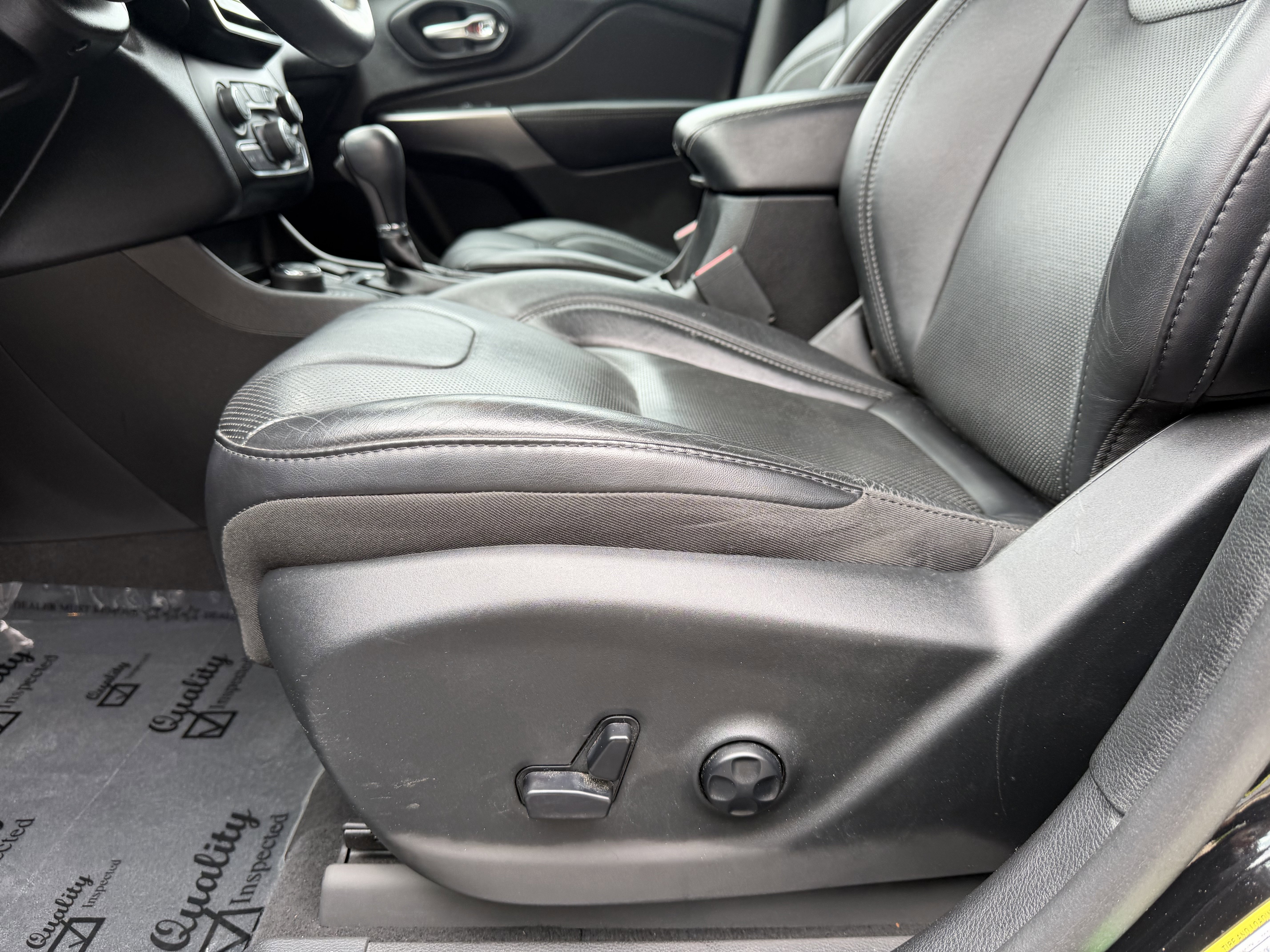 Used 2019 Jeep Cherokee Limited AWD/4WD image 29