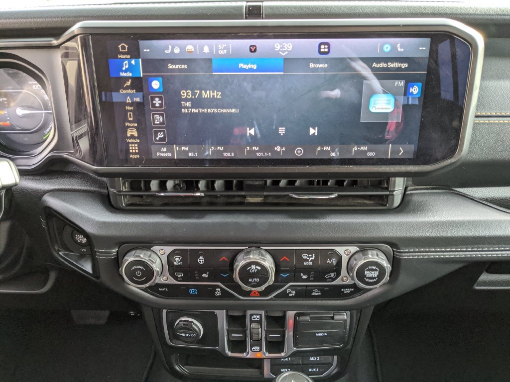 Used 2024 Jeep Wrangler Unlimited Sahara w/ Technology Group AWD/4WD image 8