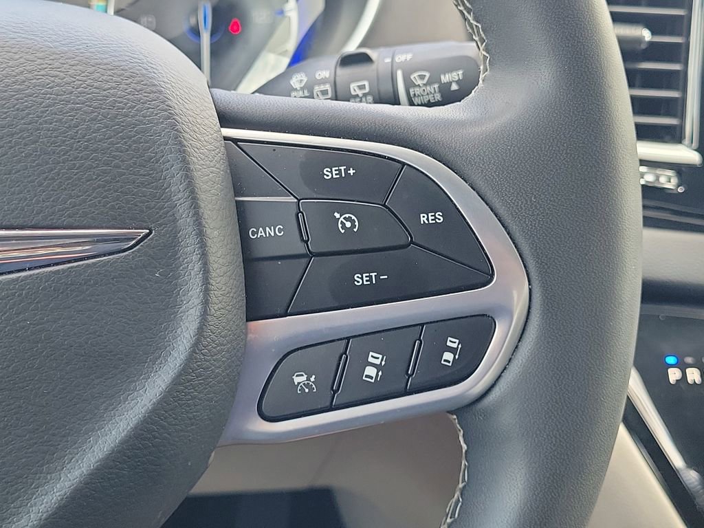 Used 2023 Chrysler Pacifica Touring-L FWD image 25
