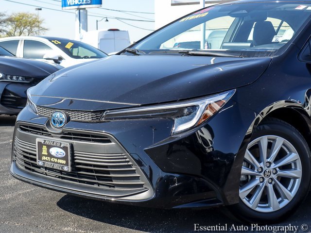 Used 2025 Toyota Corolla LE w/ LE Premium Package FWD image 2