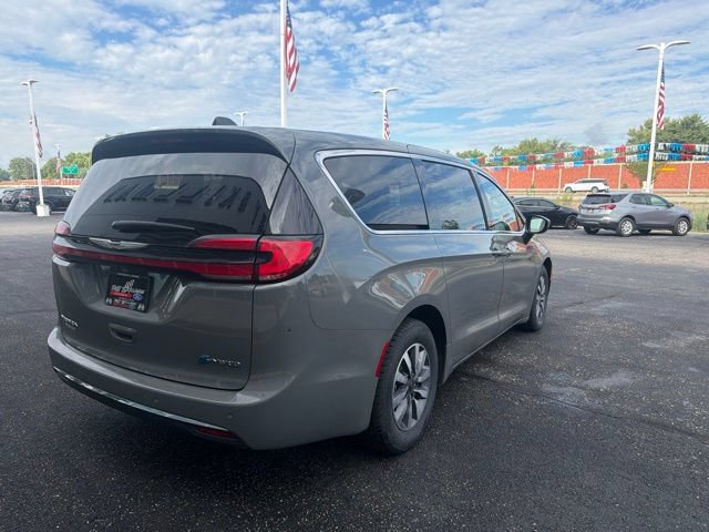 Used 2023 Chrysler Pacifica Touring-L FWD image 3