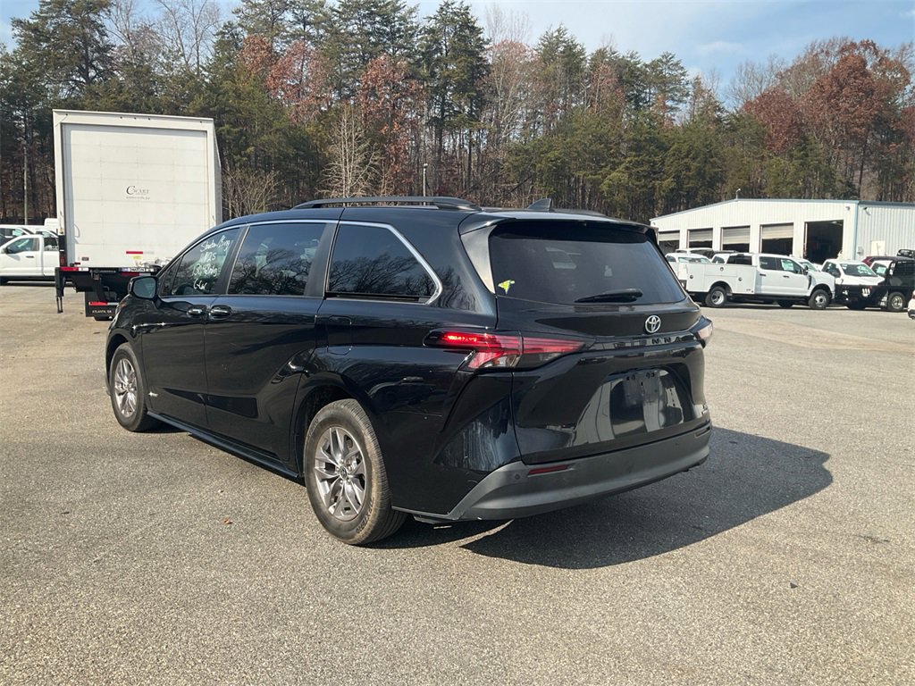 Used 2021 Toyota Sienna XLE image 7