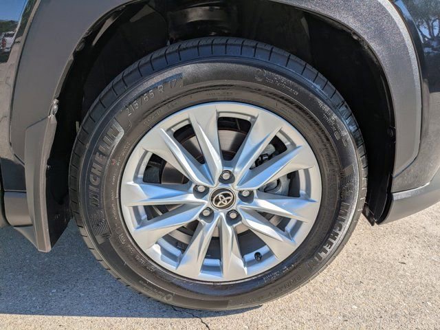 Used 2024 Toyota Corolla Cross LE image 11
