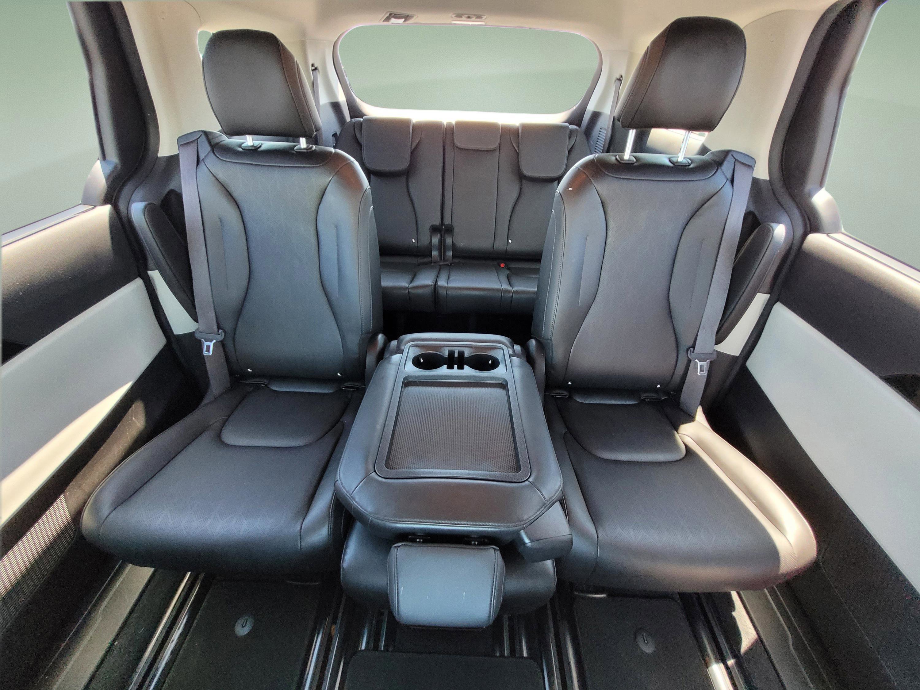 Used 2022 Kia Carnival EX FWD image 18
