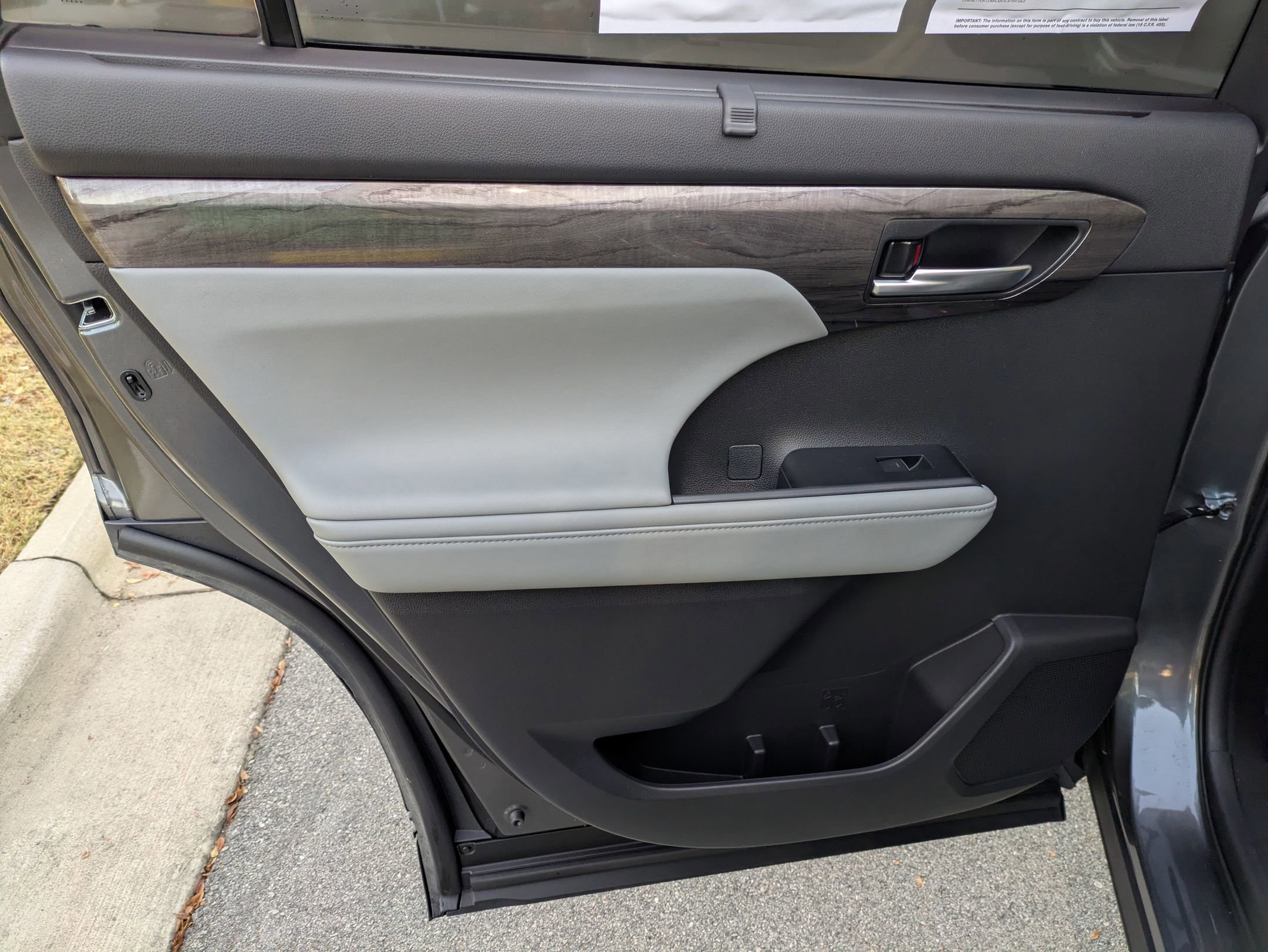 Used 2023 Toyota Highlander Platinum image 29