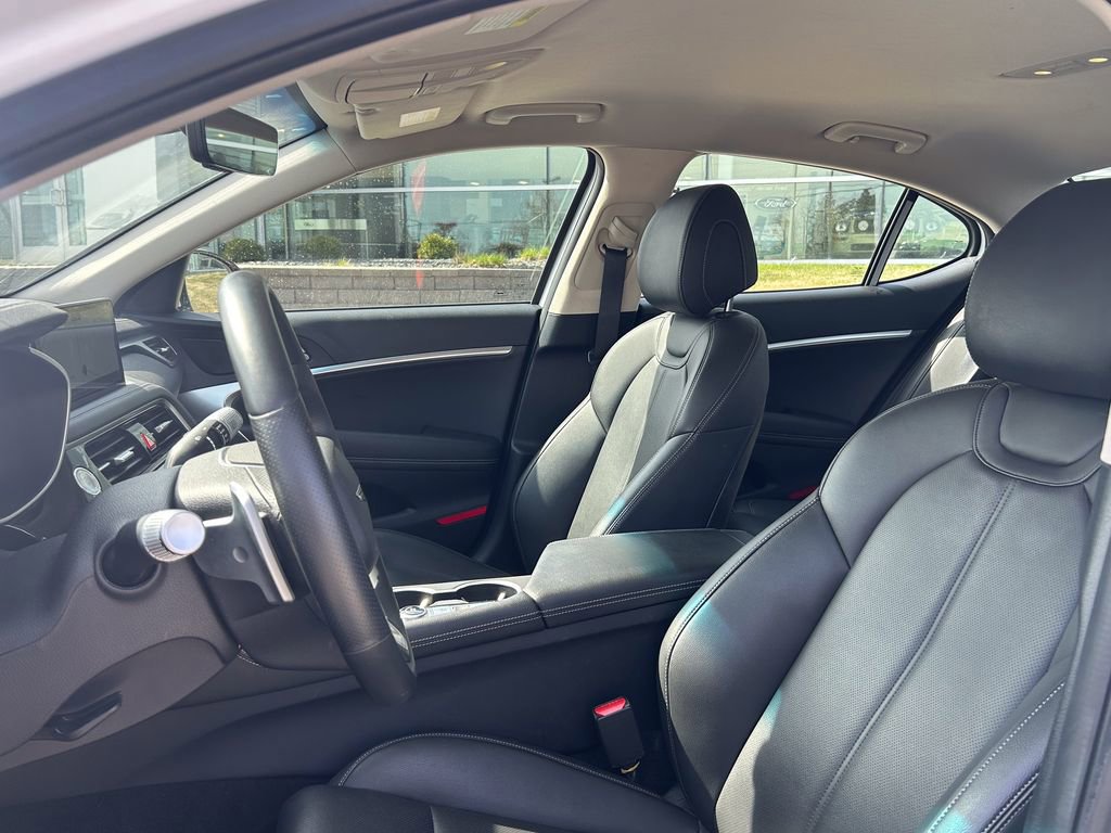 Used 2025 Genesis G70 2.5T image 10