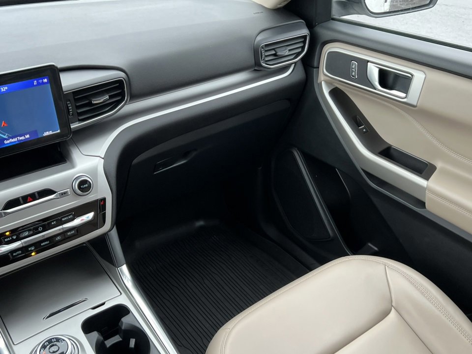 Certified 2022 Ford Explorer XLT w/ Equipment Group 202A image 38