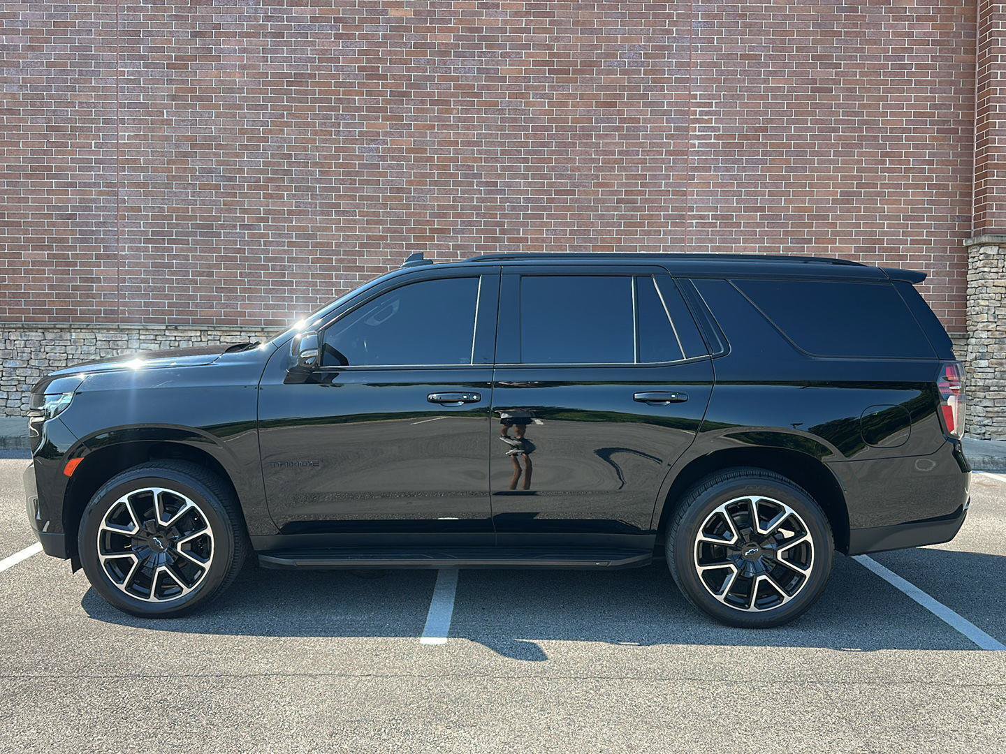 Used 2022 Chevrolet Tahoe RST w/ Luxury Package AWD/4WD image 2