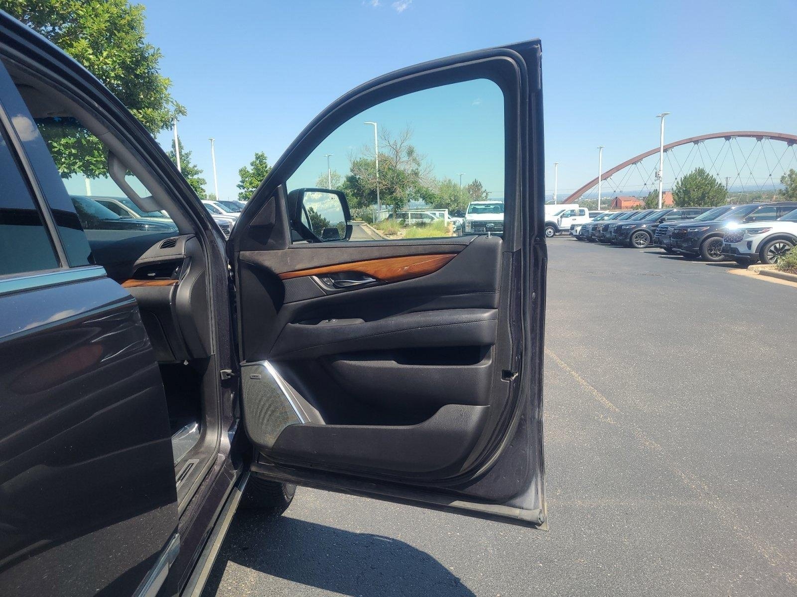 Used 2017 Cadillac Escalade Premium Luxury AWD/4WD image 16