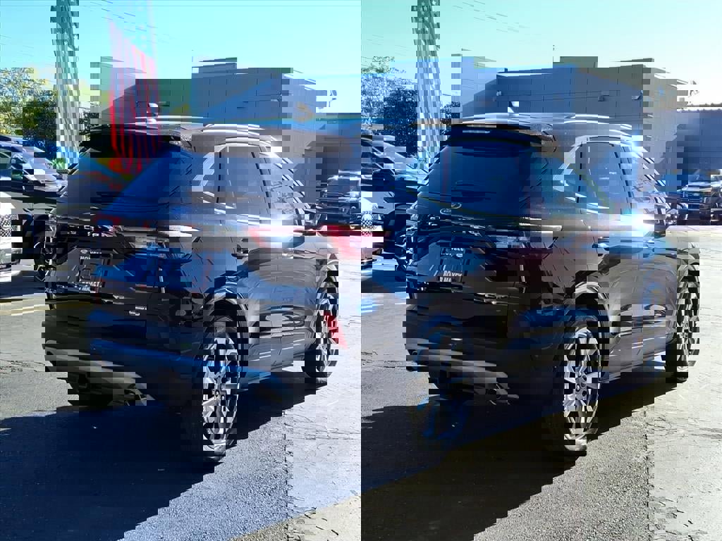 Certified 2023 Ford Escape Platinum w/ Class II Trailer Tow Package image 4