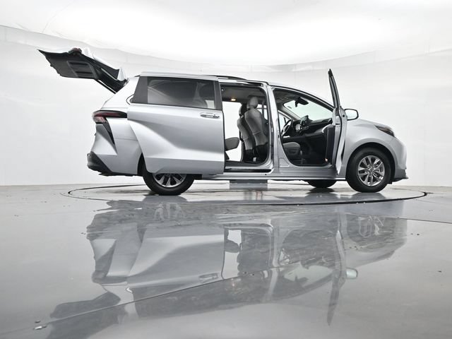Used 2025 Toyota Sienna XLE FWD image 56