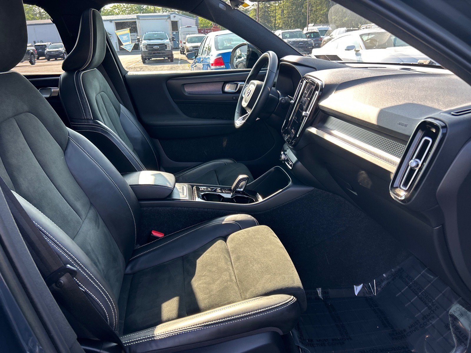 Used 2022 Volvo XC40 T5 R-Design w/ Climate Package AWD/4WD image 18