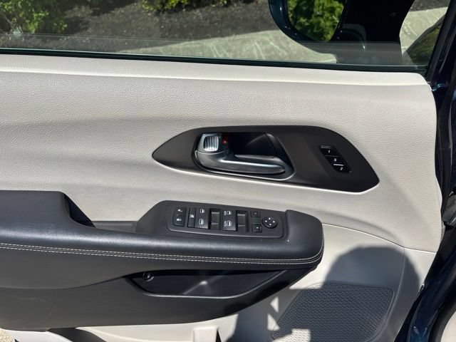 Used 2024 Chrysler Pacifica Limited FWD image 13