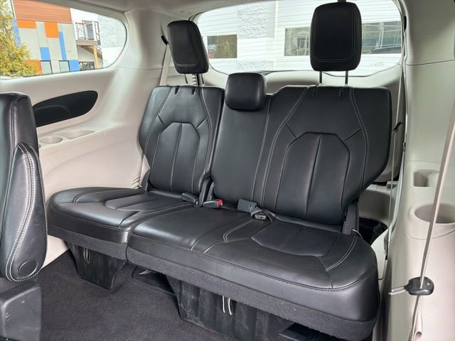 Used 2023 Chrysler Pacifica Touring-L image 31