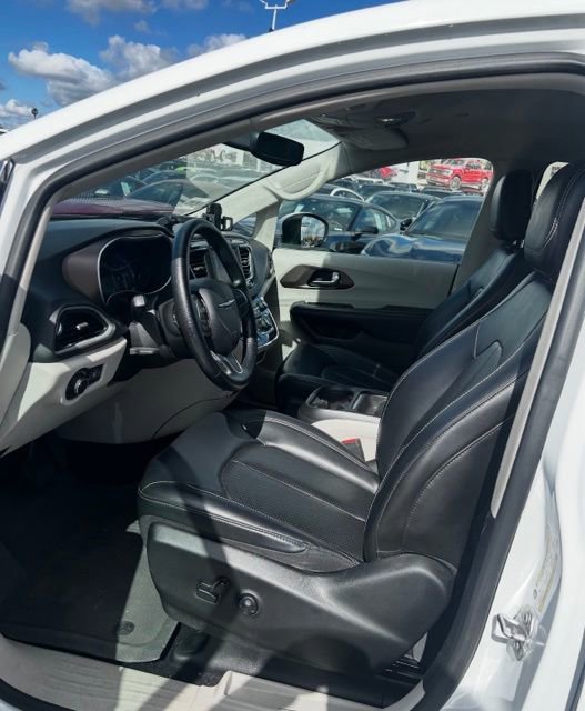 Used 2020 Chrysler Voyager Lxi image 2