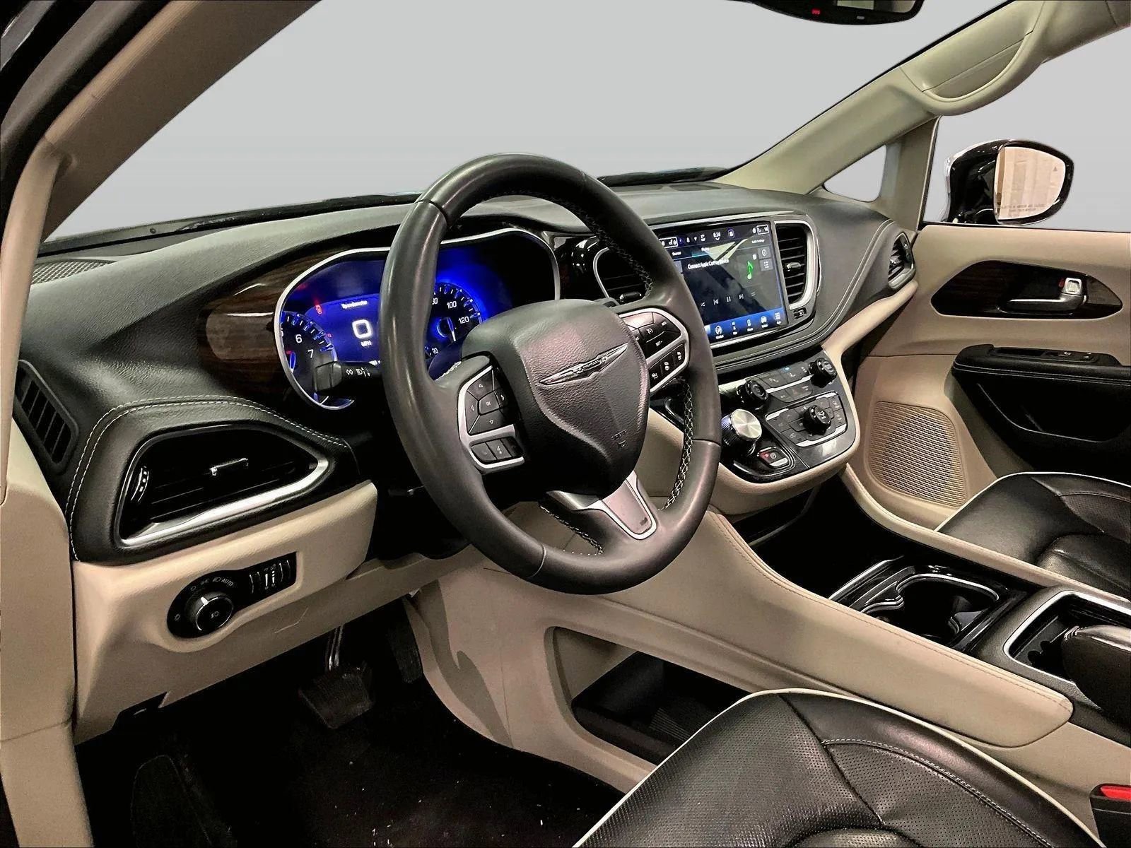 Used 2023 Chrysler Pacifica Limited FWD image 12