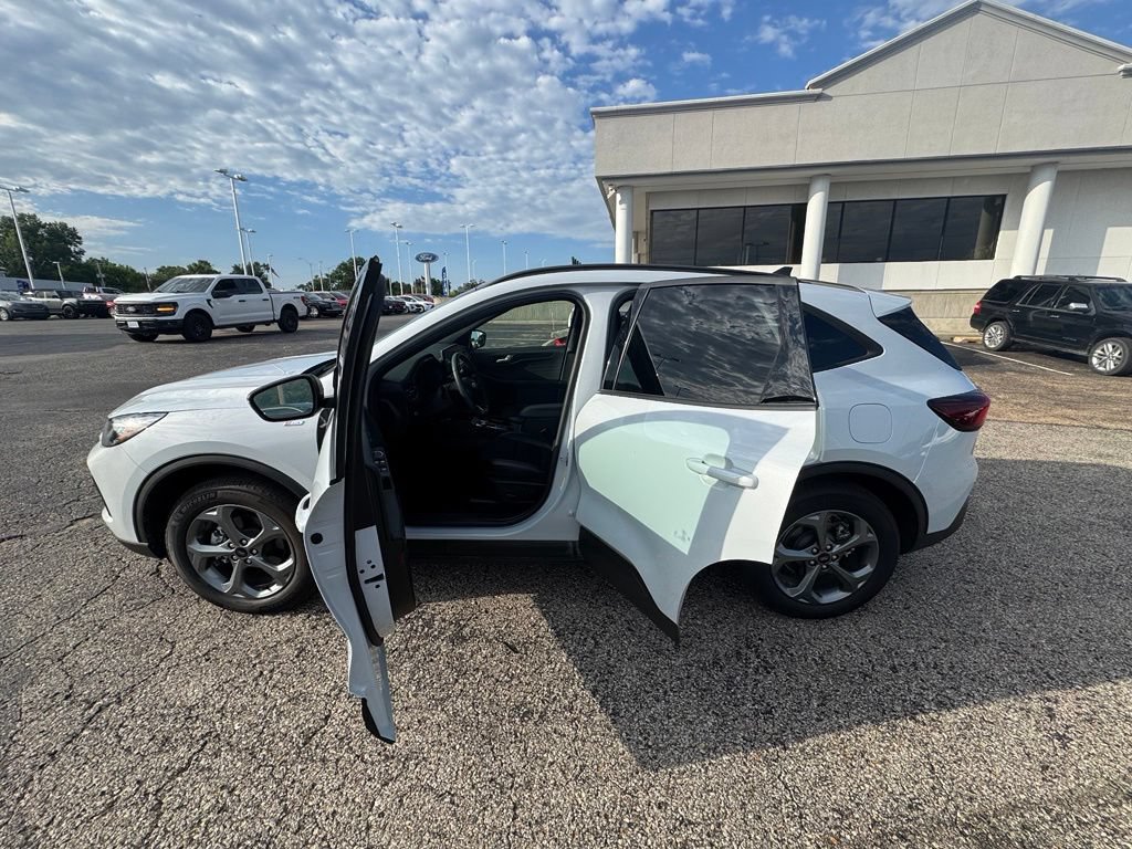 Certified 2025 Ford Escape ST-Line w/ Tech Pack #1 AWD/4WD image 4