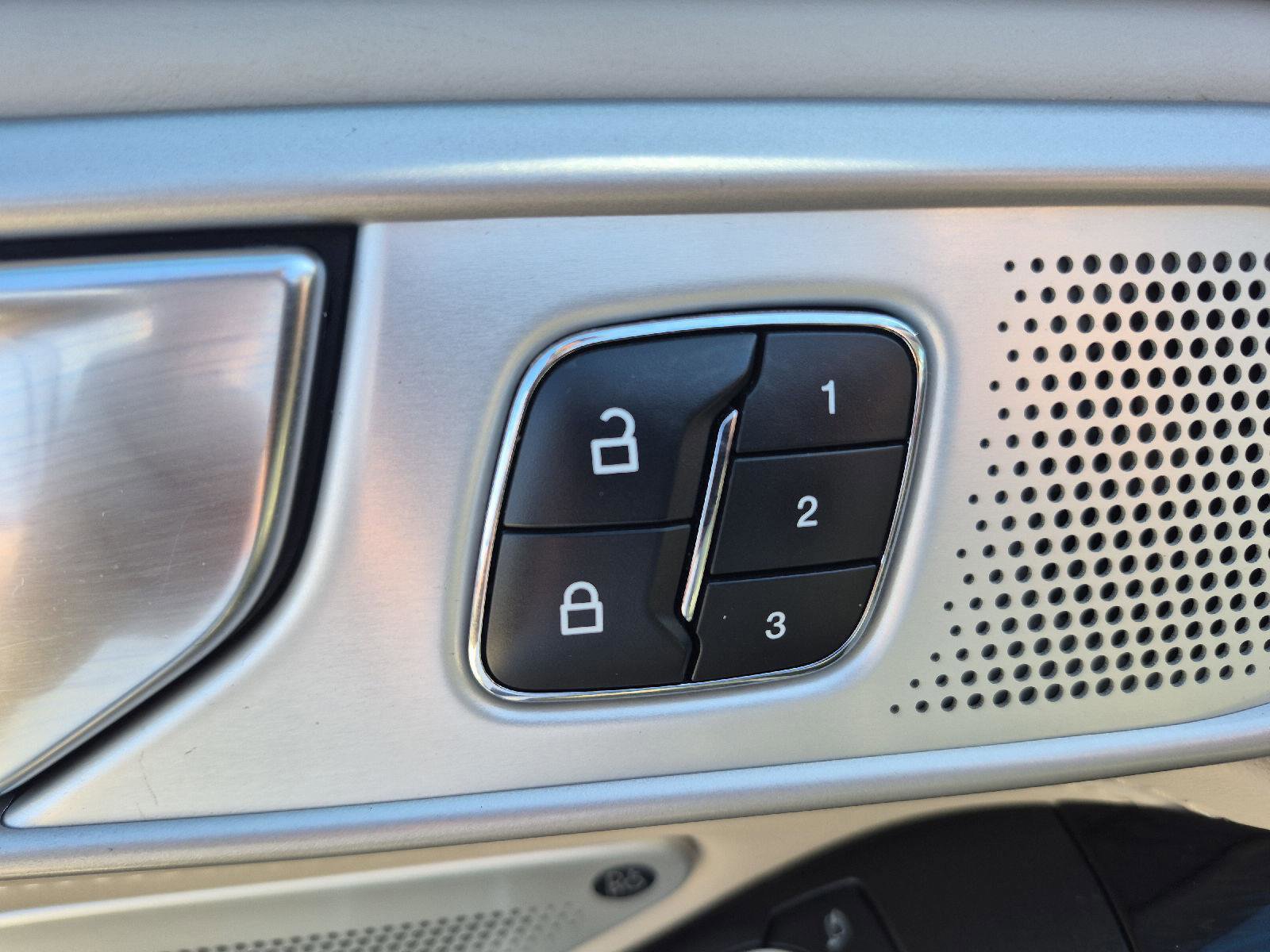 Certified 2021 Ford Explorer Platinum w/ Equipment Group 601A image 18