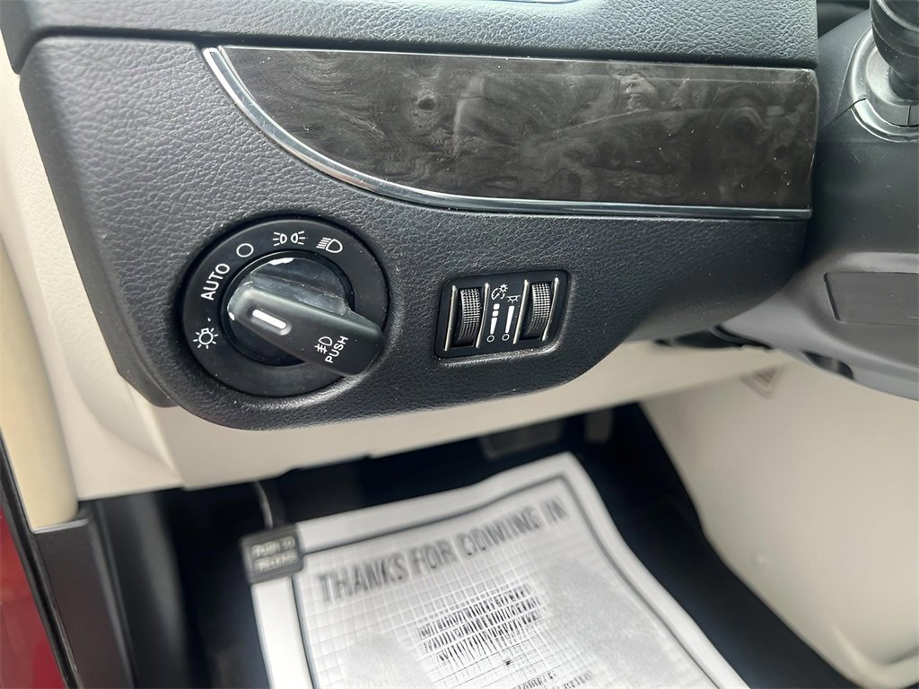 Used 2016 Chrysler Town & Country Touring image 19