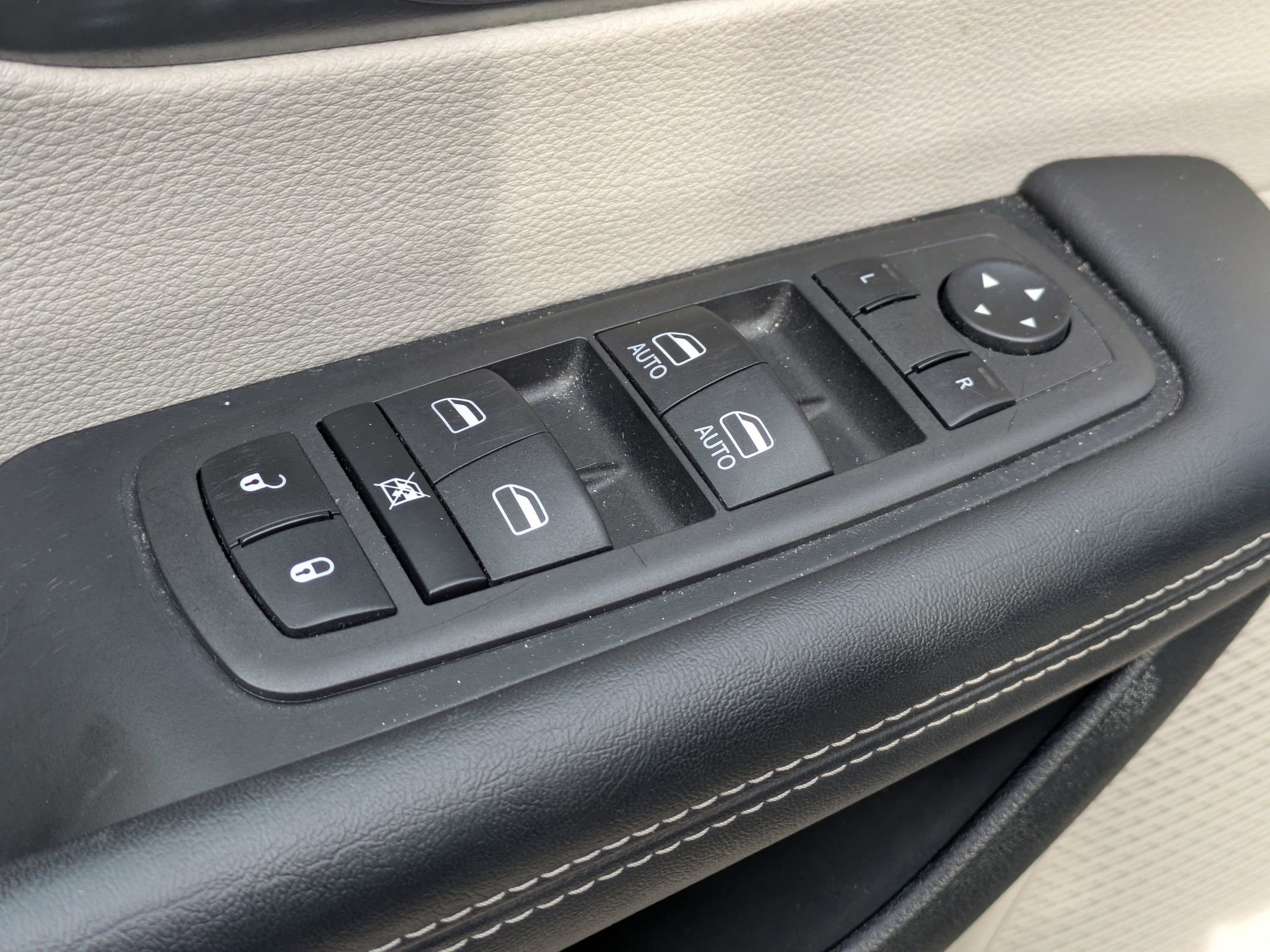 Used 2023 Chrysler Pacifica Touring-L image 11