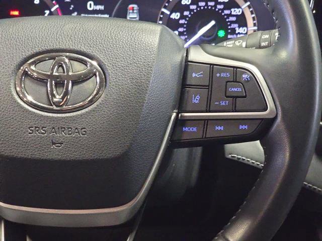 Used 2022 Toyota Highlander XLE AWD/4WD image 23