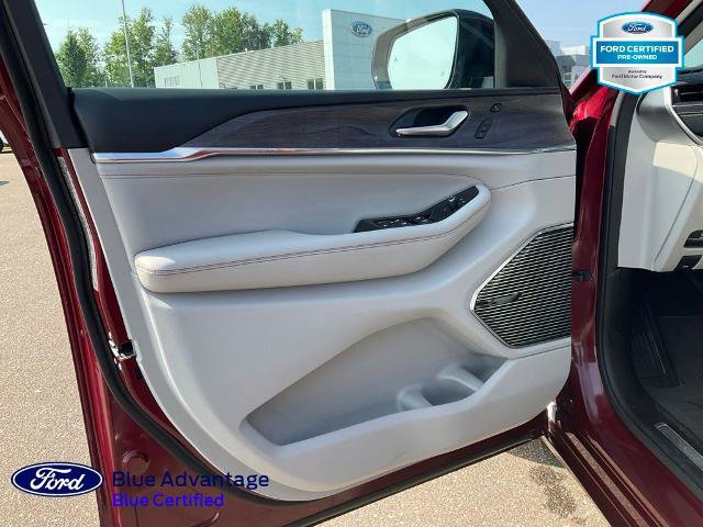 Used 2023 Jeep Grand Cherokee Overland w/ Luxury Tech Group IV AWD/4WD image 17