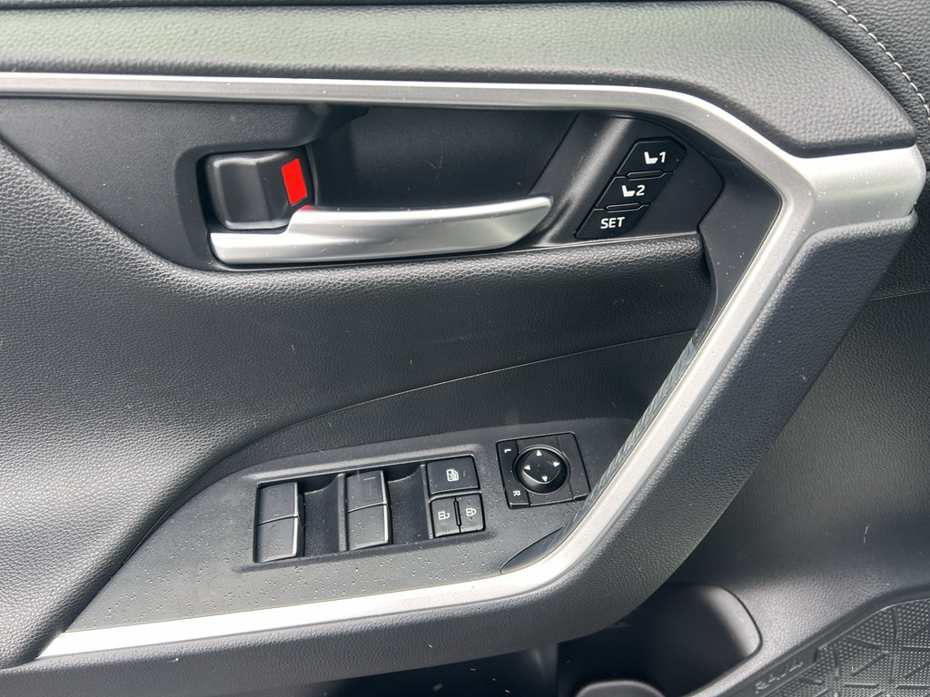 Used 2019 Toyota RAV4 Limited w/ Cold Weather Package AWD/4WD image 16